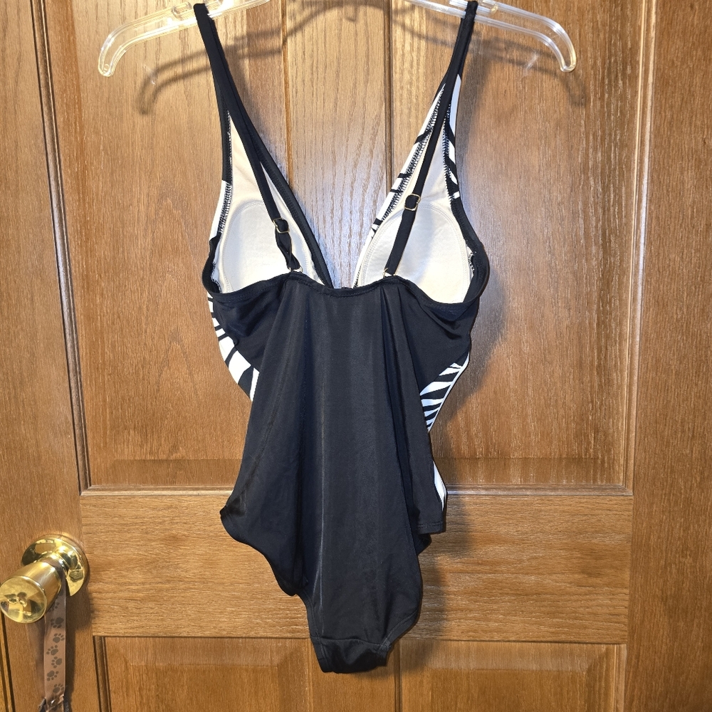 Kona Sol Black & White Leaf Print With Cut-out One Piece Swimsuit Womens Small - Picture 3 of 10